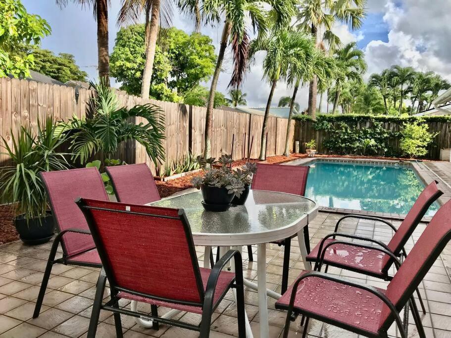 Pool House In Tropical Hébergement de vacances